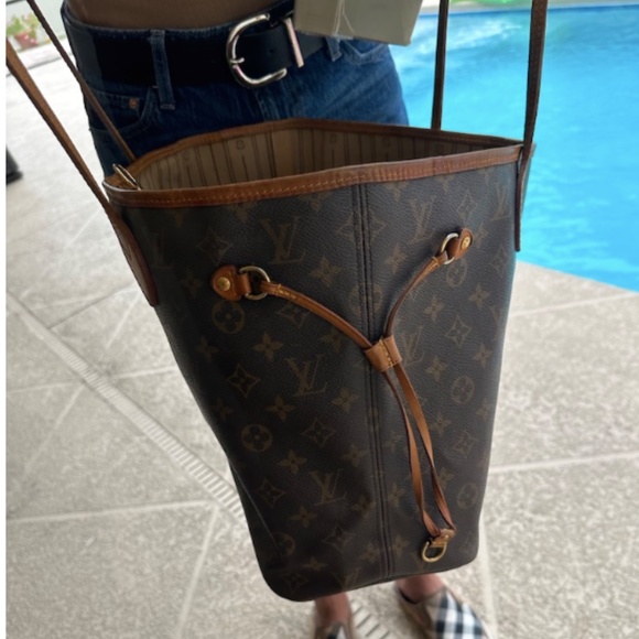LOUIS VUITTON Monogram Neverfull PM Tote Bag - Picture 4 of 14